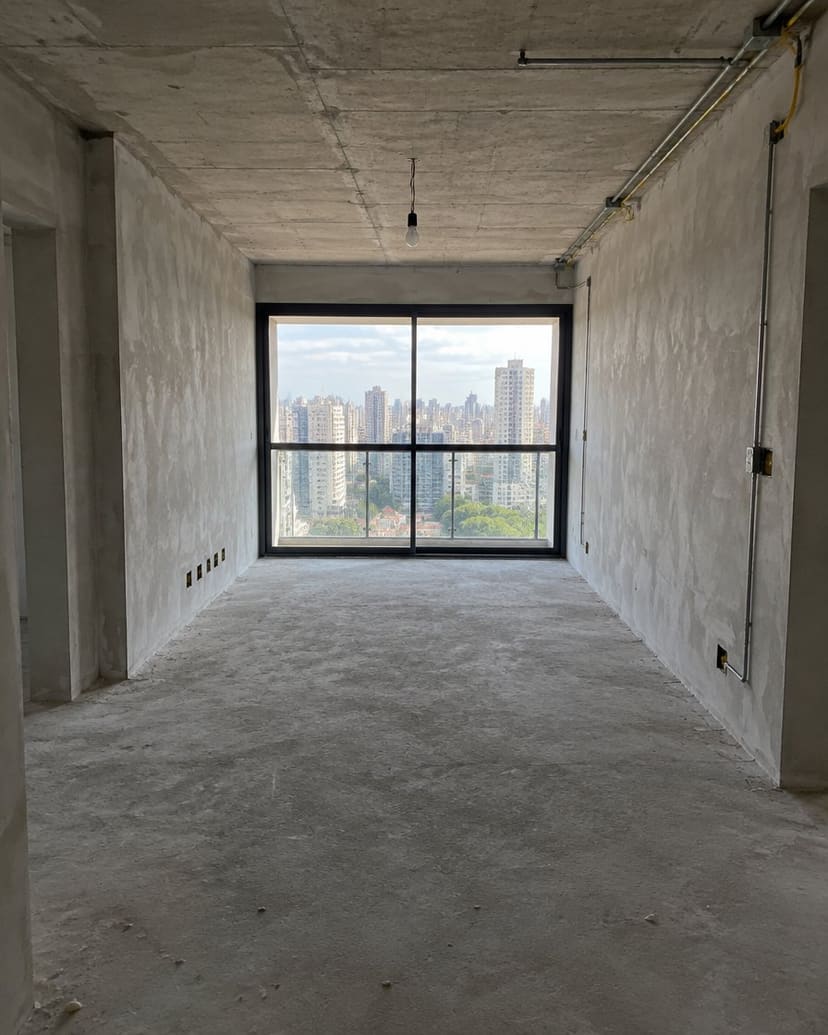 Imagem ilustrativa: sala de apartamento novo no contrapiso, com paredes e teto sem acabamento